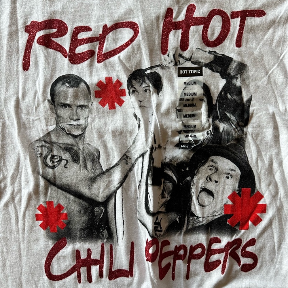 🎸 NWT Red Hot Chili Peppers 🌶️ T-shirt size Medium 🆕 Hot Topic 🎸 - Picture 2 of 6